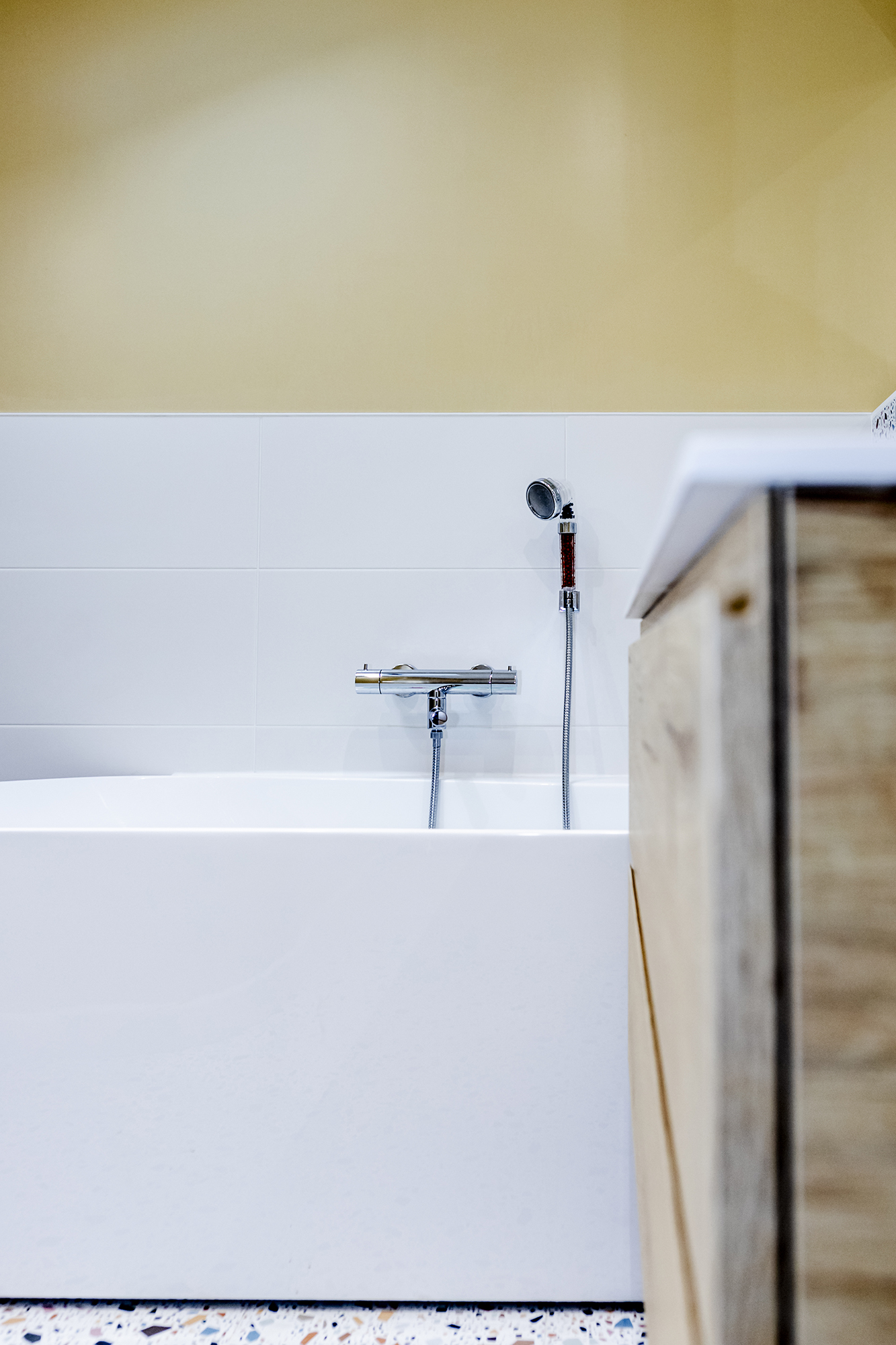 apres-salle-bain-terrazzo-jaune-baignoire-pouzols-2