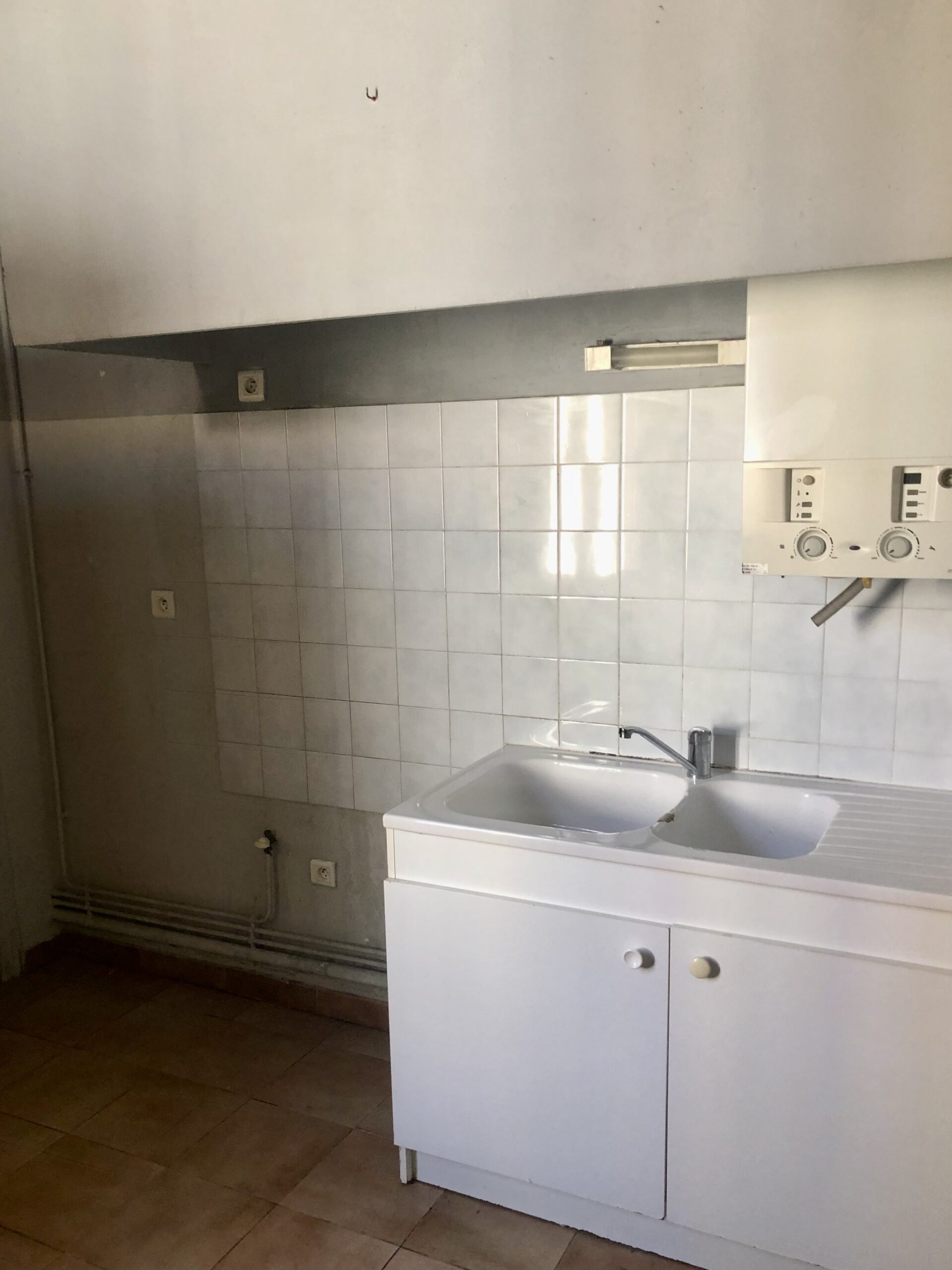 Cuisine vétuste avec évier simple avant rénovation complète Montpellier