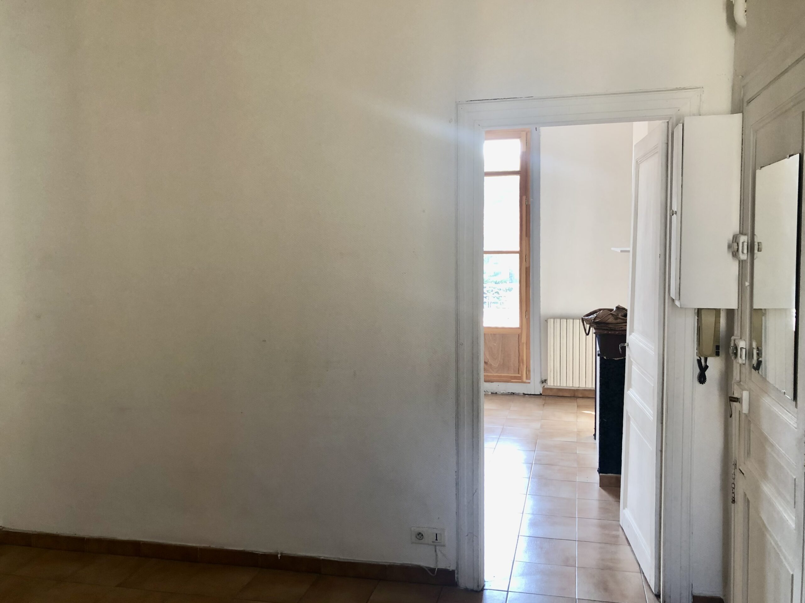 Vue enfilade des pièces avant travaux dans appartement XIXe Montpellier