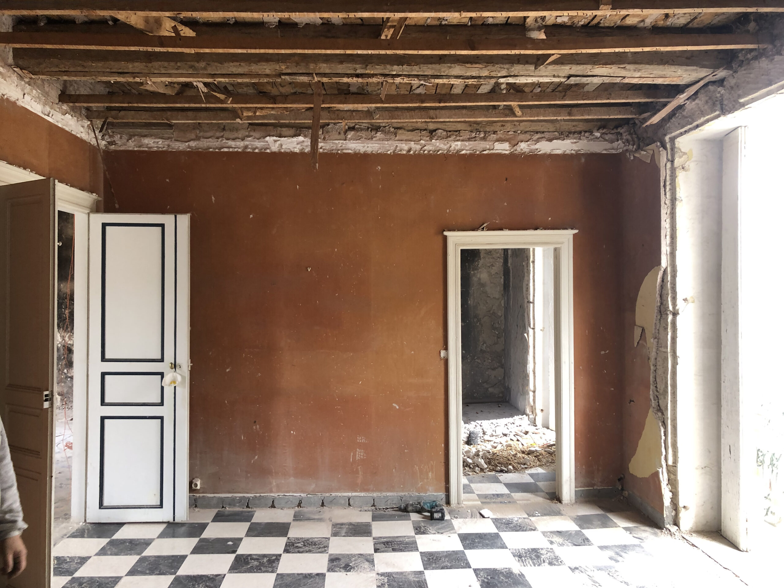 avant-travaux-etage-maison-village-montpeyroux-02
