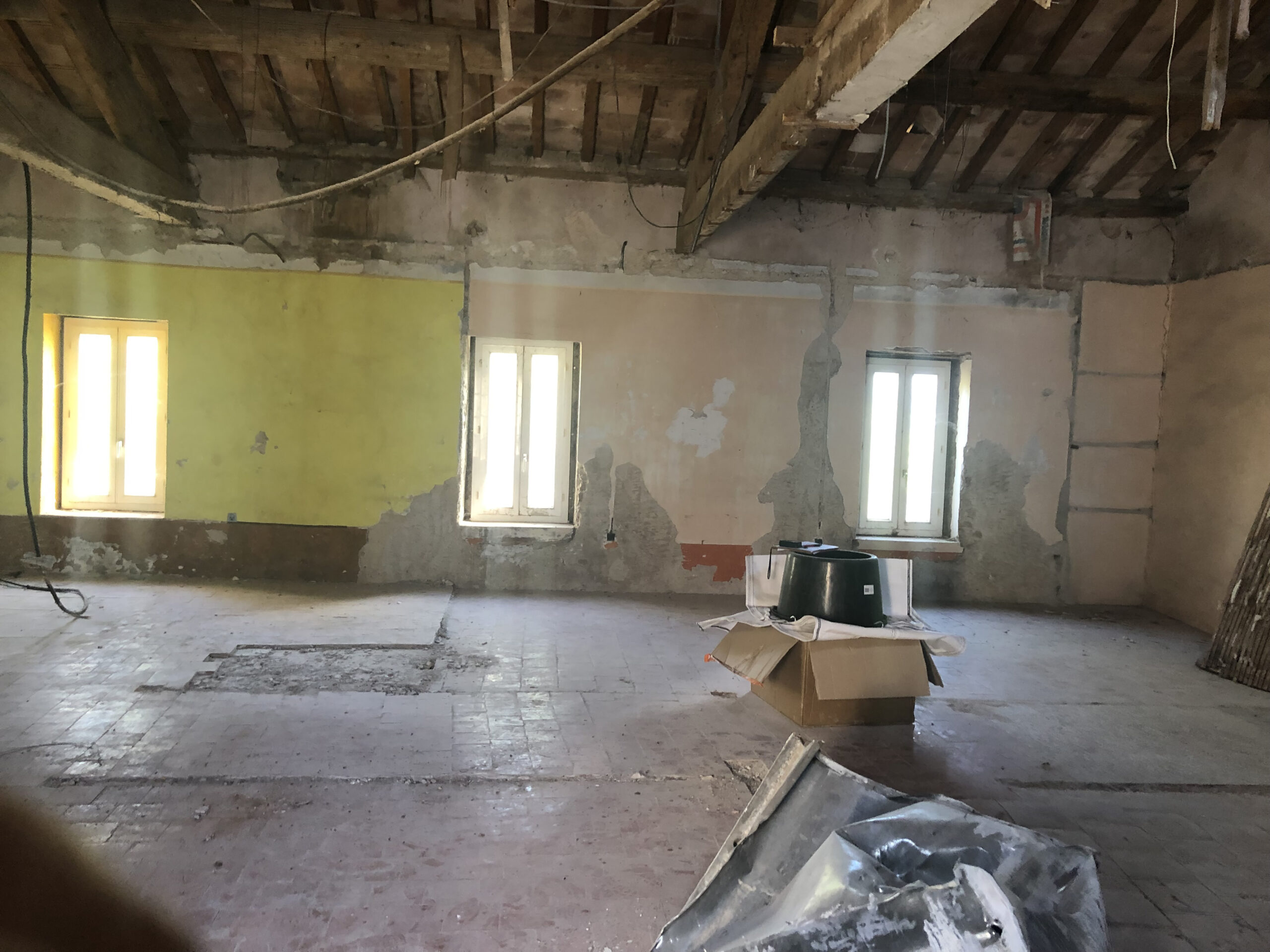 avant-travaux-etage-maison-village-montpeyroux-04
