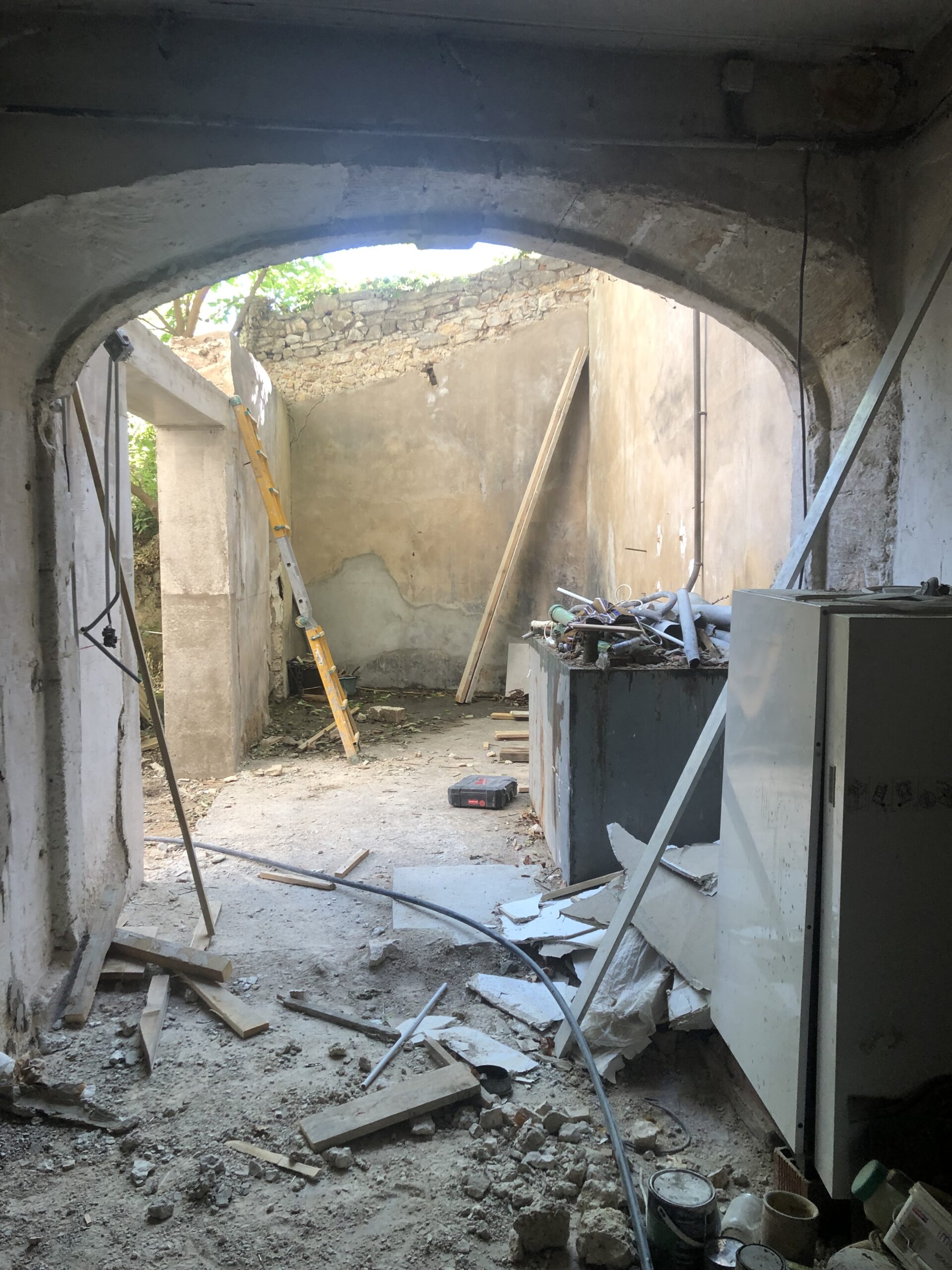 avant-travaux-rdc-maison-village-montpeyroux-01