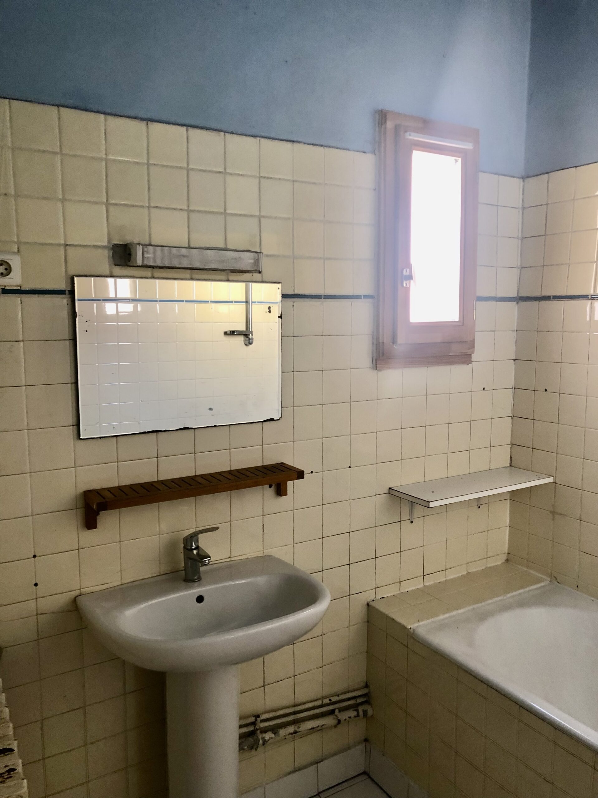 Salle de bains datée avec carrelage jauni avant transformation Montpellier
