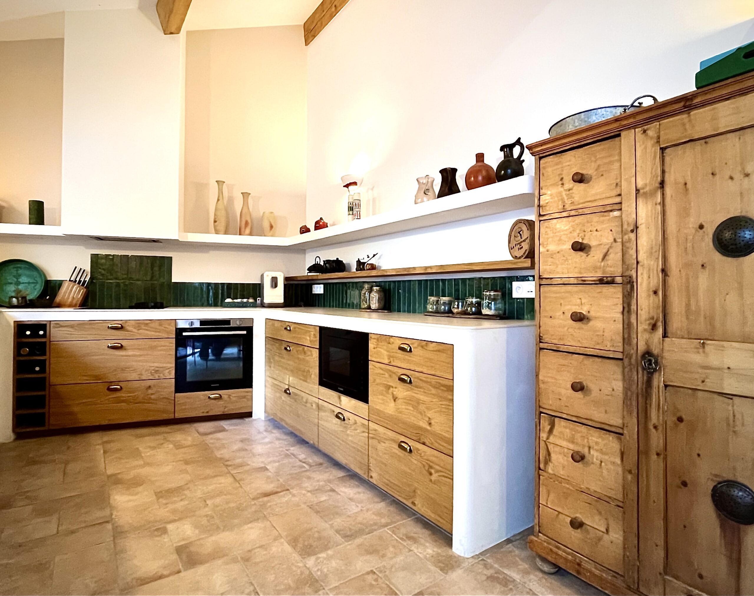 Cuisine rénovée avec façades chêne et crédence zellige verte