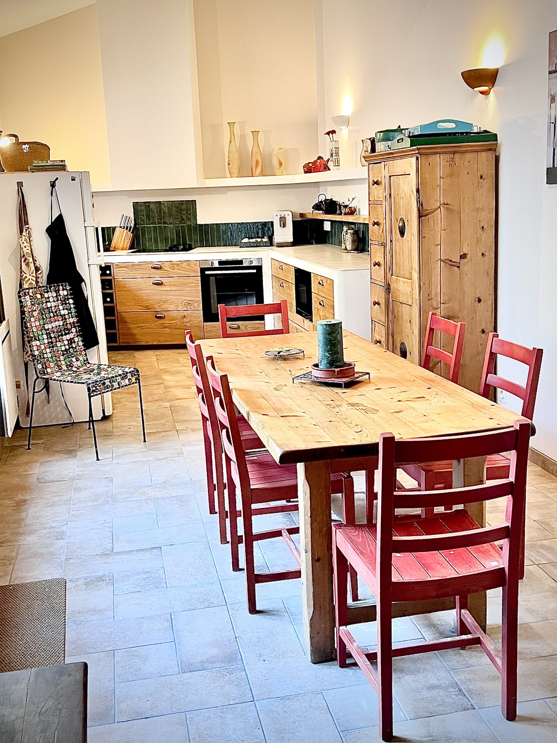 cuisine-salle-manger-chaises-rouges-montpeyroux