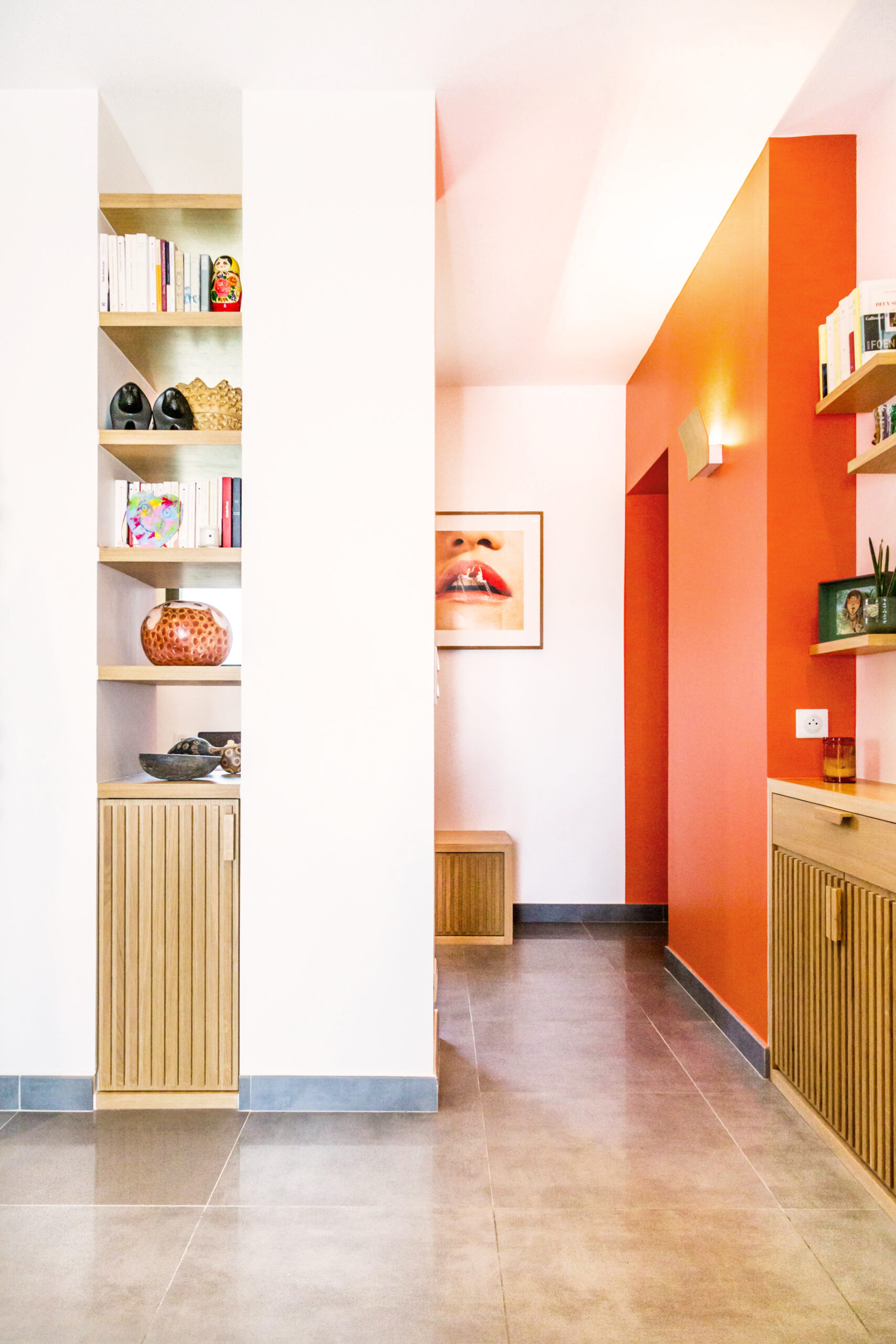 entree-etageres-bois-mur- orange-saint-gely-10