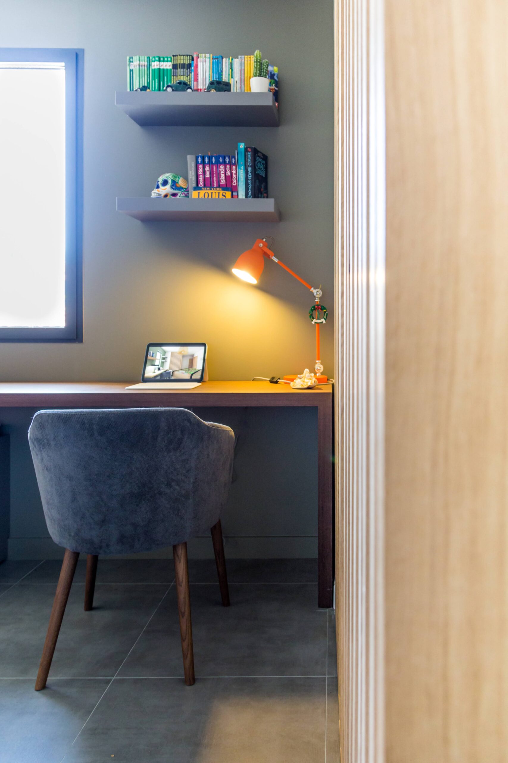 Bureau détente aménagé à l'étage avec finition noyer et vert profond style masculin élégant