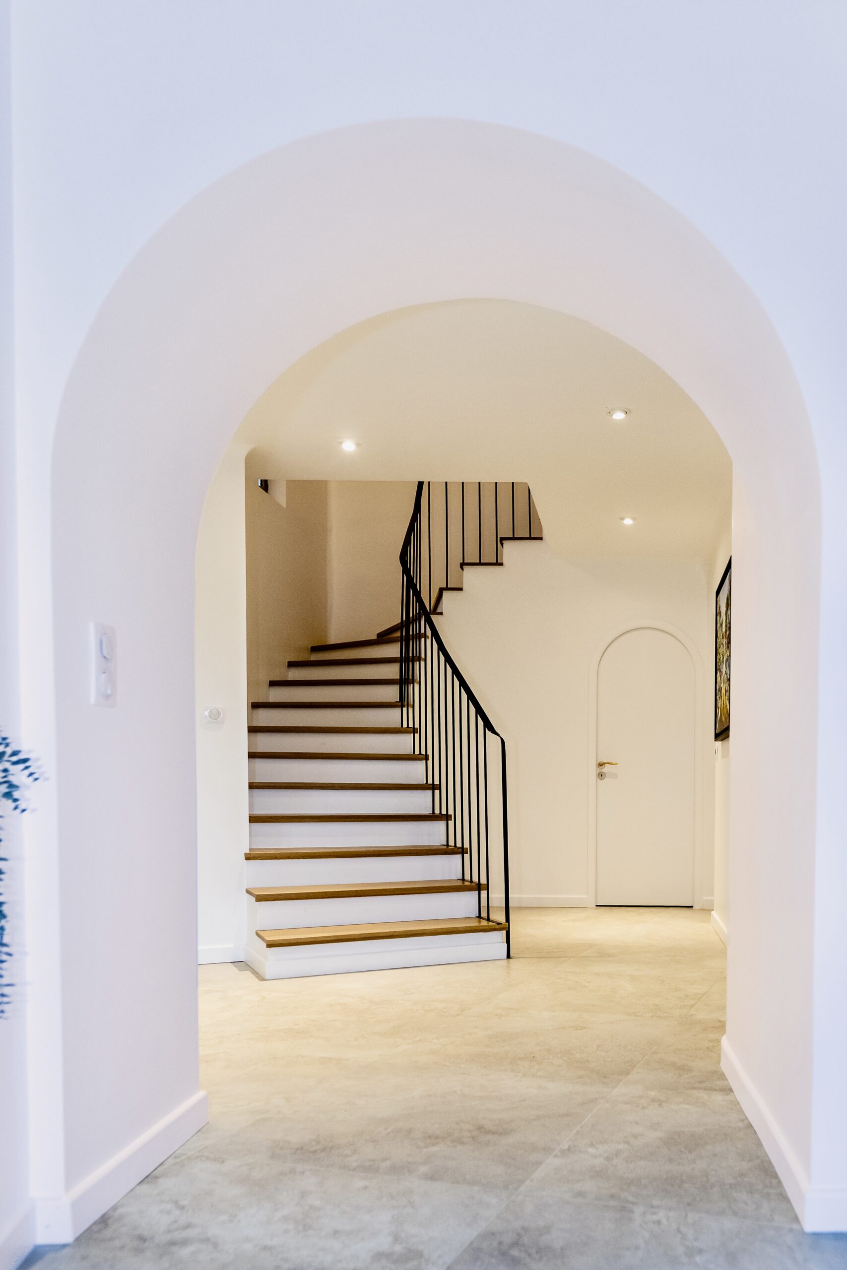 renovation- entree-escalier-cintre-arche-design-mediterraneen-tourbes