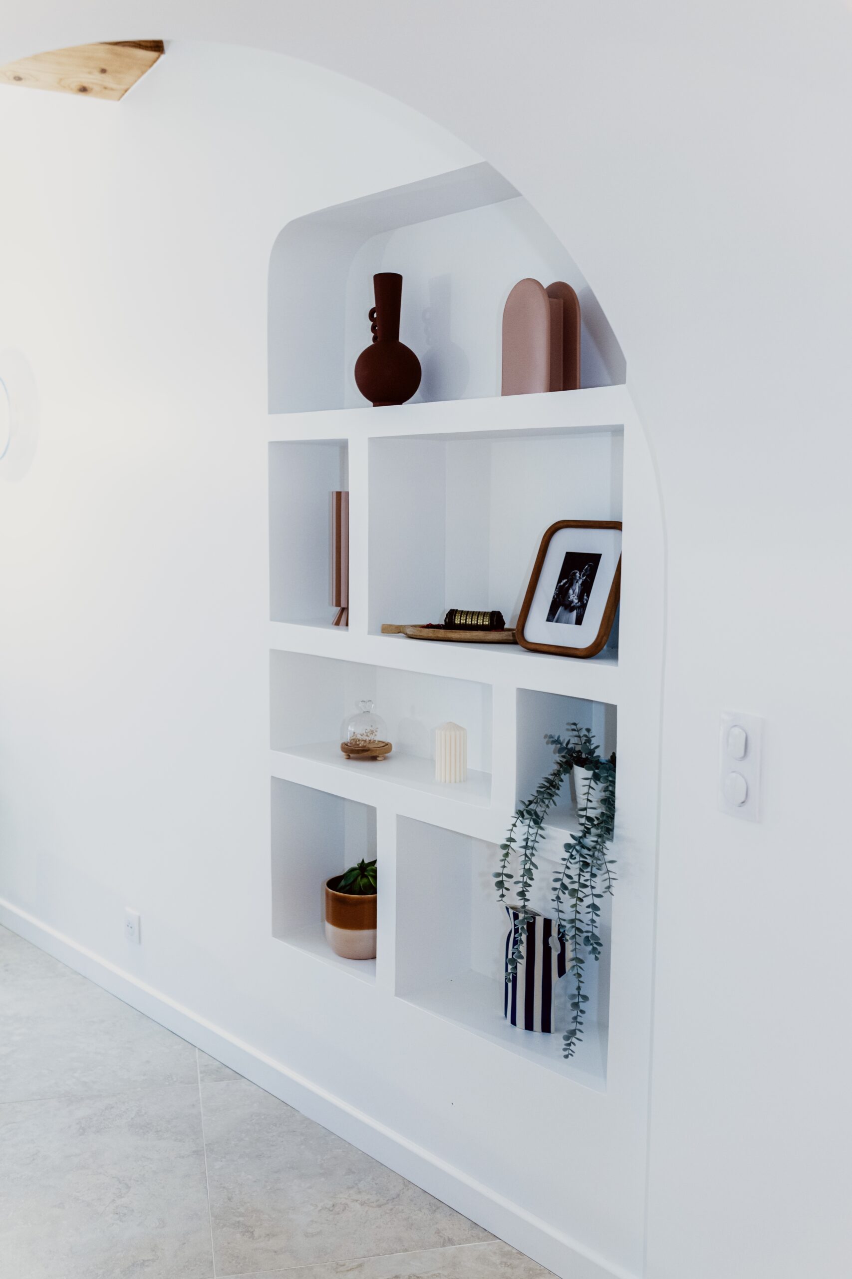 renovation-salon-entree-niches-contemporain-tourbes