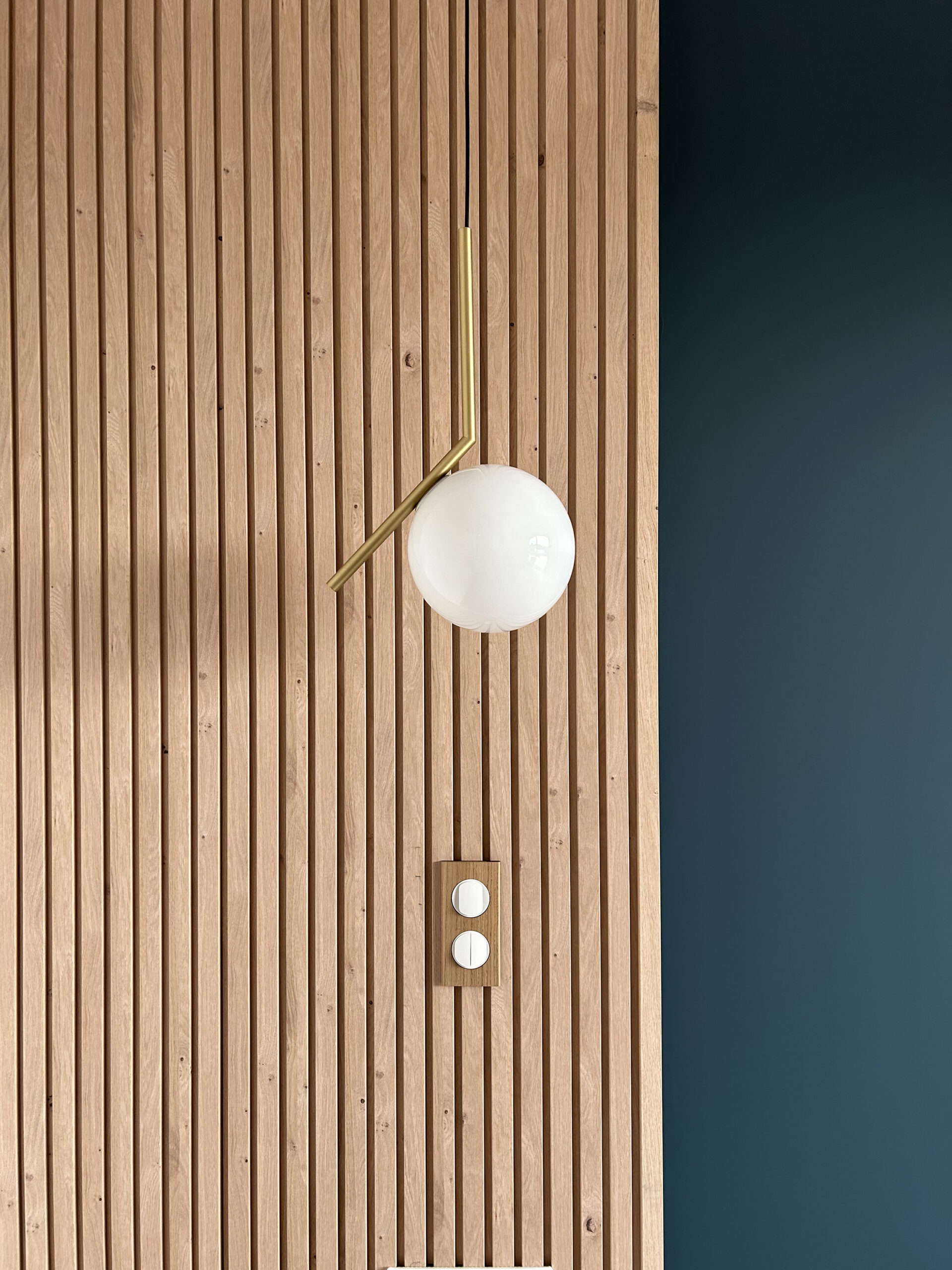 renovation- suite-parentale-suspension-flos-panneau-bois-tourbes