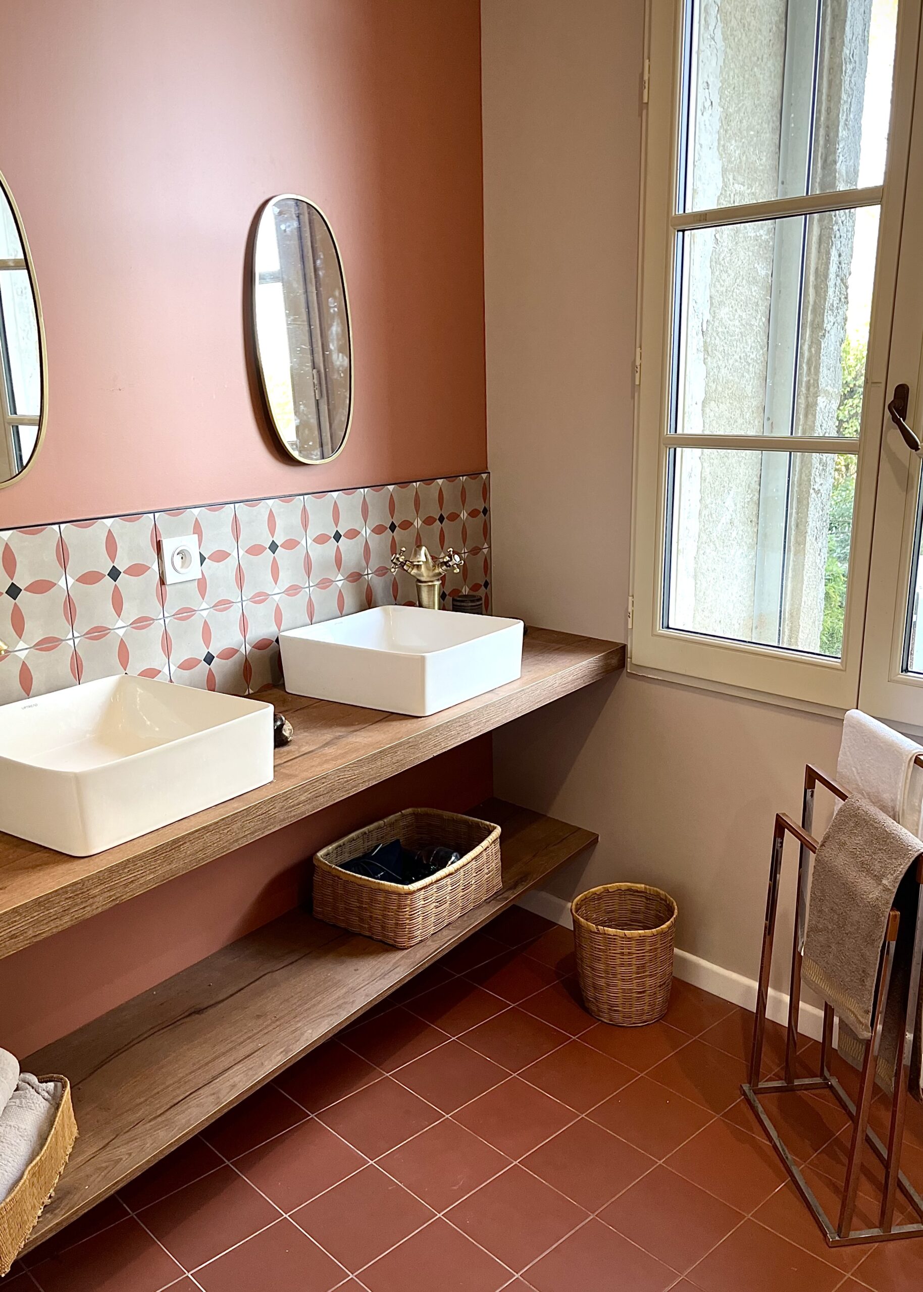Salle de bain double vasque murs terre cuite