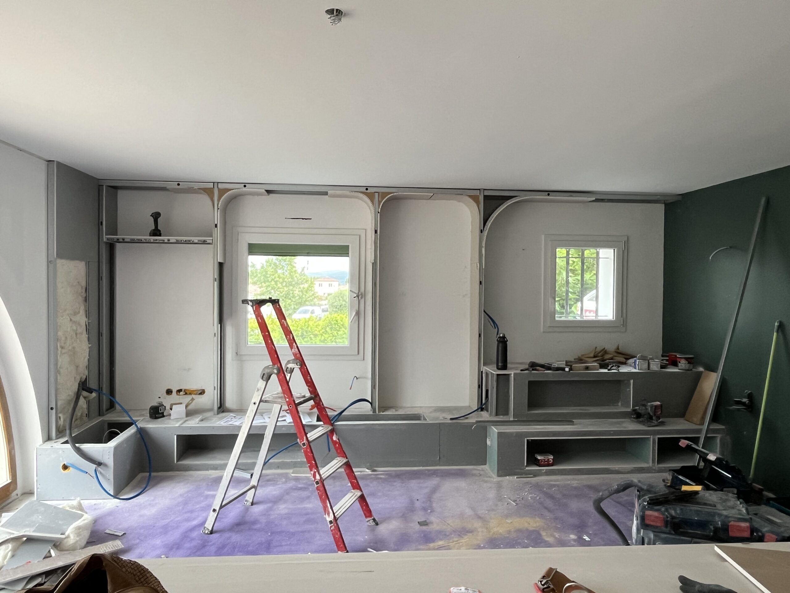 Construction bibliothèque sur mesure en placo avec alcôves