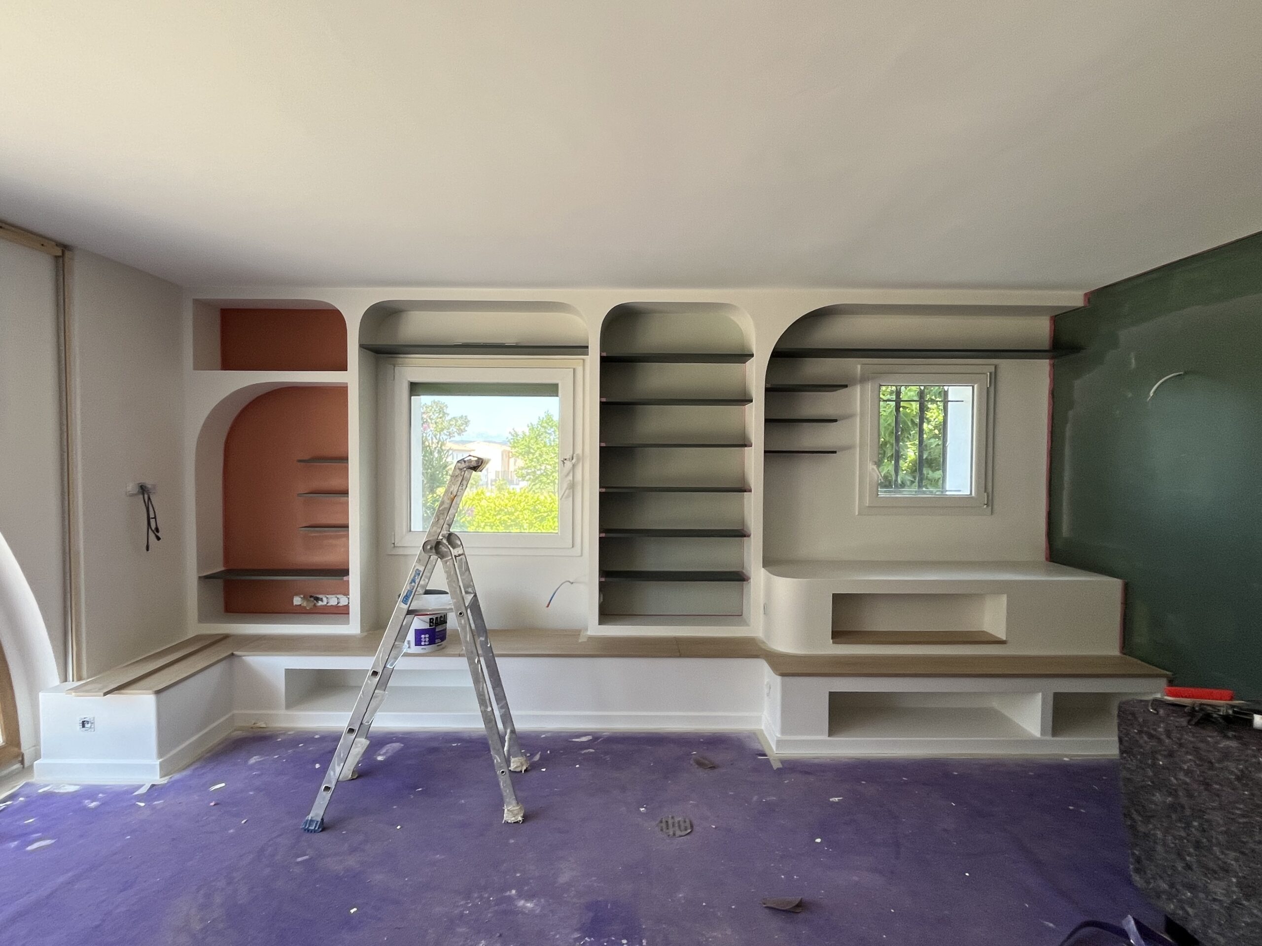 Construction bibliothèque sur mesure en placo avec alcôves