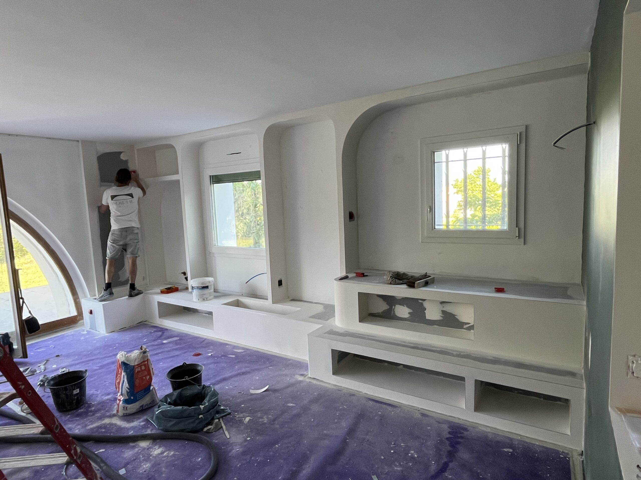 Construction bibliothèque sur mesure en placo avec alcôves