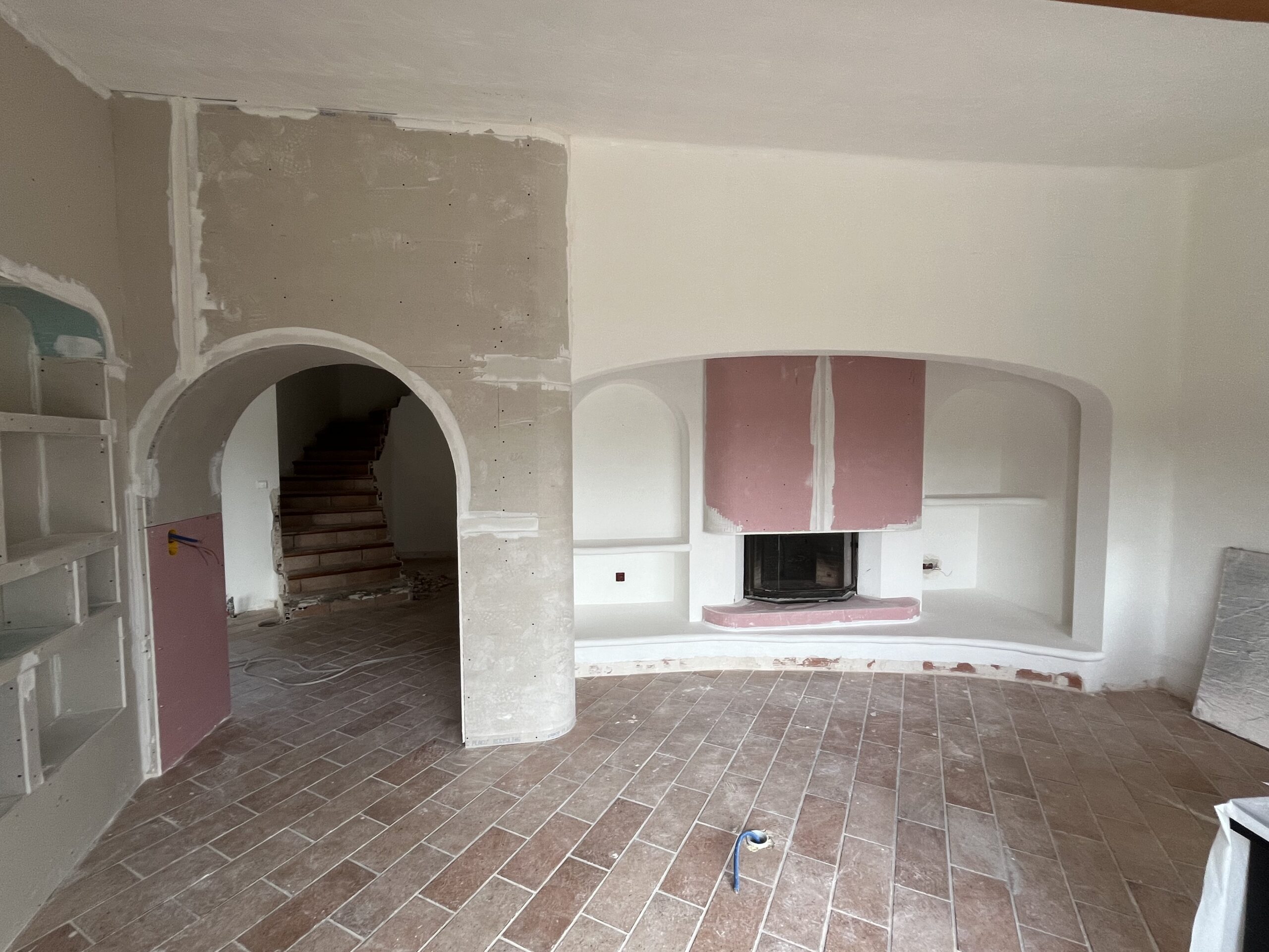 Chantier rénovation : création cloisons et arches contemporaines