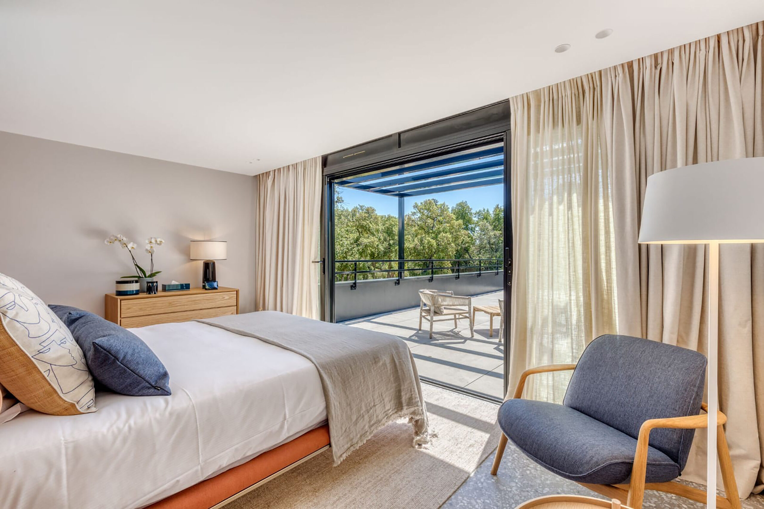 villa-zephyr-chambre-bleu-ouverte-terrasse-grimaud-09