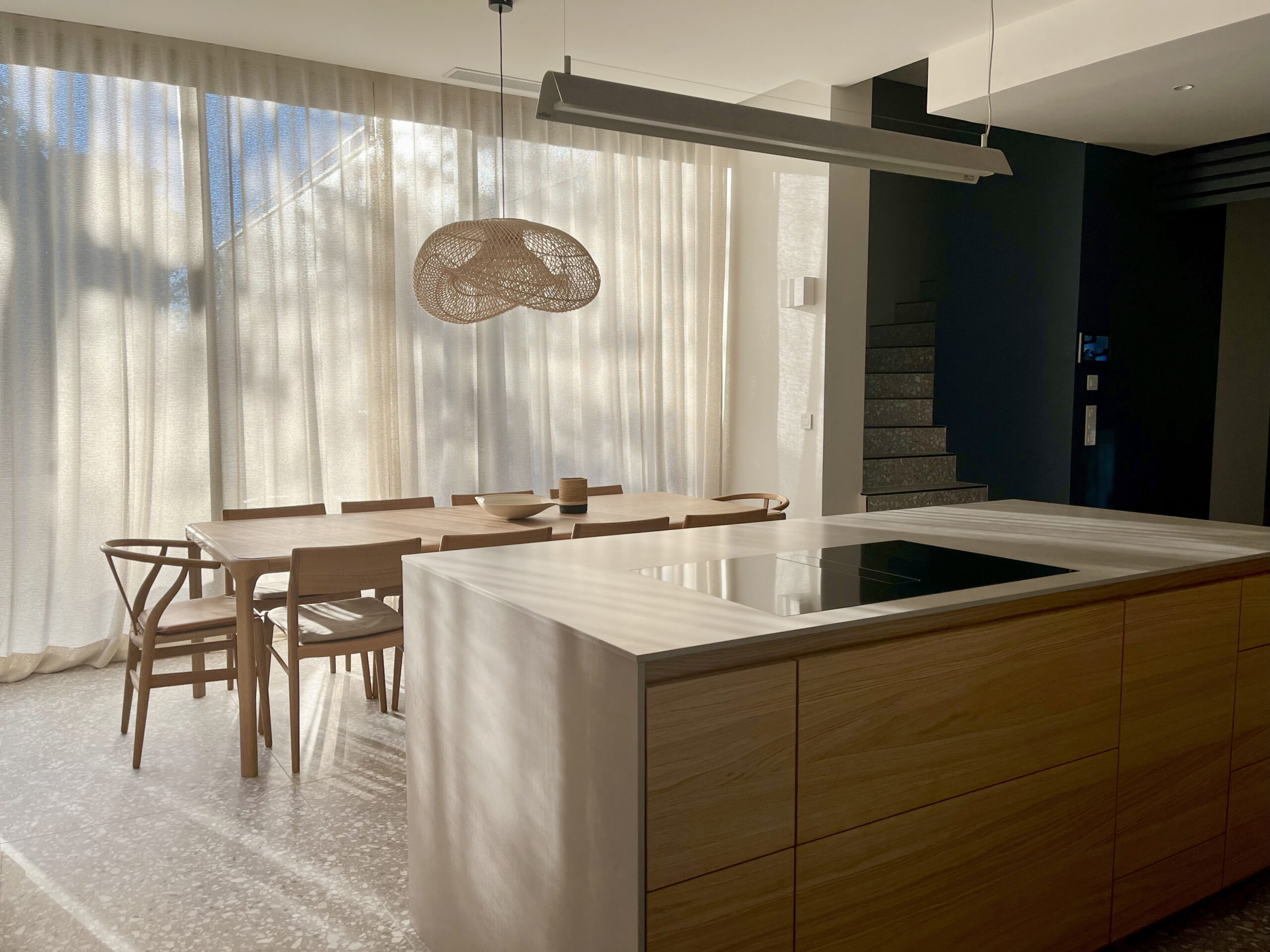 Cuisine ouverte contemporaine façades bleu marine et plan terrazzo Villa Zephyr