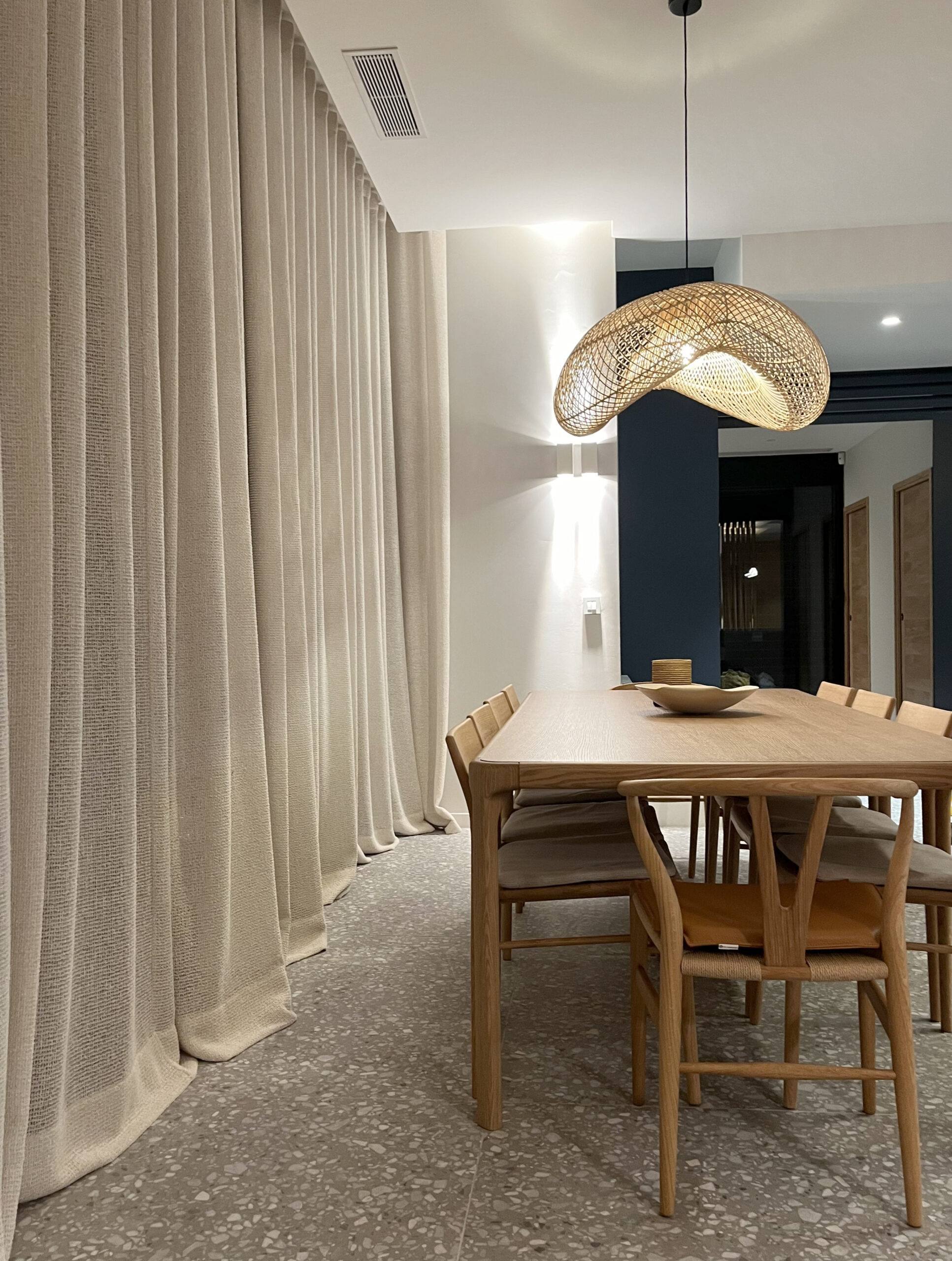 Salle à manger avec suspension osier design et table chêne massif