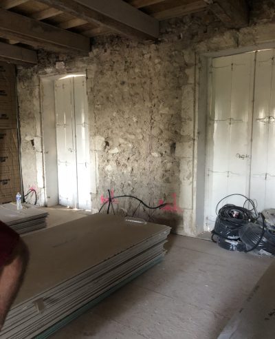 Travaux : réseaux électriques et pose placo