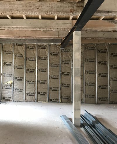 Travaux : pose isolation murs avec rails métalliques